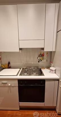 Cucina in laminato bianco con elettrodomestici