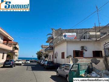 T. Archirafi, indipendente con cortile e box (CT)