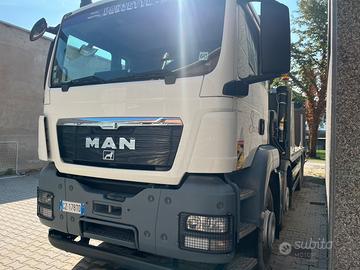 Man tgs 8x2 pianale con rampe carrellon e gru hiab
