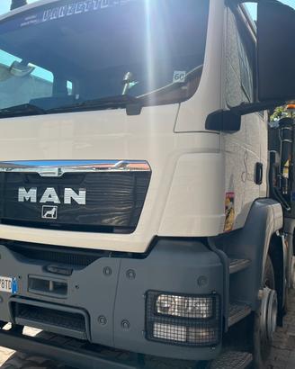 Man tgs 8x2 pianale con rampe carrellon e gru hiab