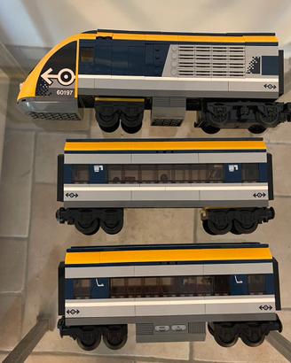 LEGO City treno 60197 e binari