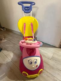 Macchina cavalcabile con maniglione e volante