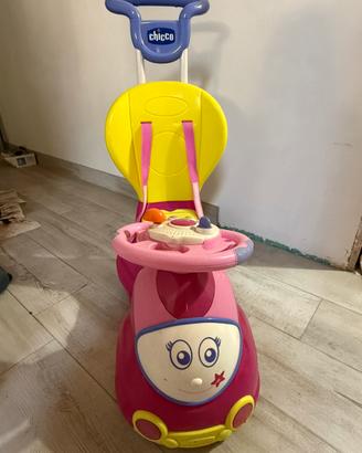 Macchina cavalcabile con maniglione e volante