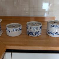 Oggetti vintage in ceramica decorati