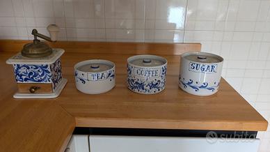 Oggetti vintage in ceramica decorati