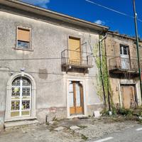 Porzione di fabbricato a schiera con terreno