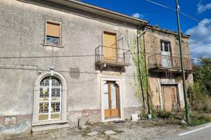 Porzione di fabbricato a schiera con terreno