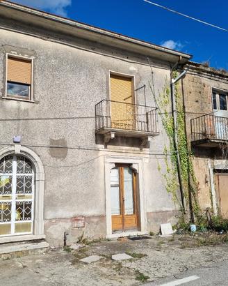 Porzione di fabbricato a schiera con terreno