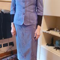Tailleur tre pezzi in misto seta color glicine.
