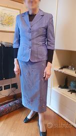 Tailleur tre pezzi in misto seta color glicine.