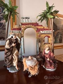 Presepe con personaggi in ceramica e tessuto