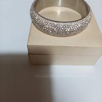 Bracciale rigido con pietre luminose.