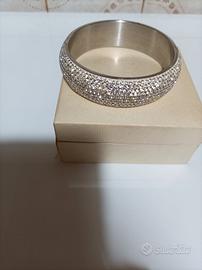 Bracciale rigido con pietre luminose.