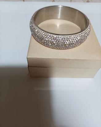 Bracciale rigido con pietre luminose.