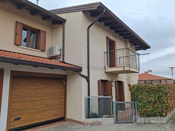 Recente villa a schiera di testa a 167mila