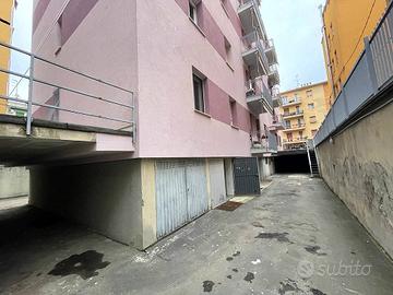 Garage all'interno di un condominio ben tenuto