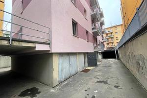 Garage all'interno di un condominio ben tenuto