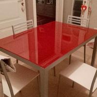 tavolo con vetro colorato rosso allungabile