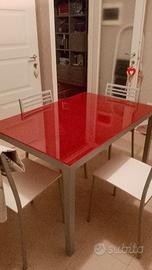 tavolo con vetro colorato rosso allungabile