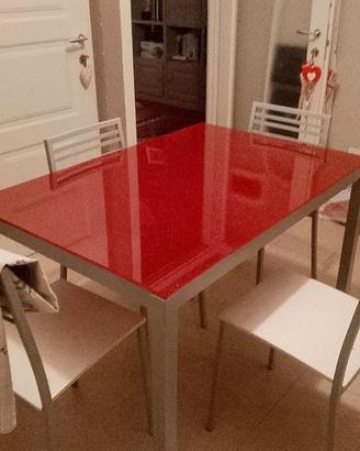 tavolo con vetro colorato rosso allungabile