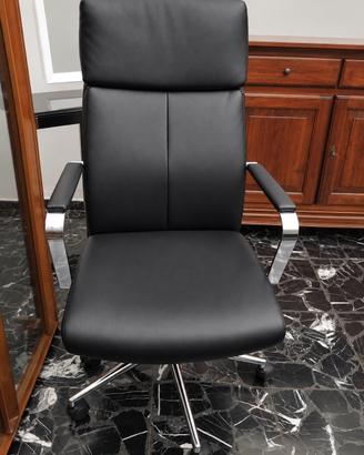 Sedia da ufficio nera con struttura cromata