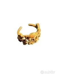 Anello dorato con teschio