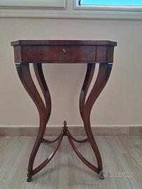 Antiquariato tavolino quadrato
