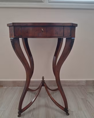 Antiquariato tavolino quadrato