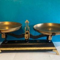 Antica bilancia con pesi