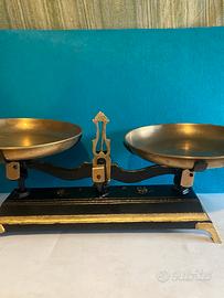 Antica bilancia con pesi