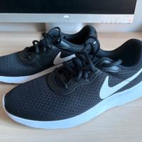 Nike Tanjun 42.5 uomo nuove
