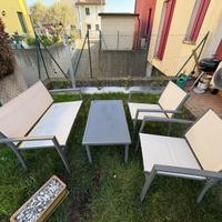 Tavolino con sedie da giardino