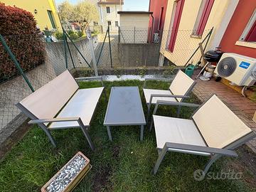 Tavolino con sedie da giardino