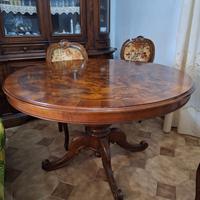 Tavolo rotondo in noce più sedie