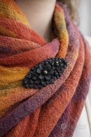 Spilla vittoriana da lutto smaltata antica