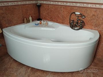 Vasca da bagno ad angolo con rubinetti in ottone 