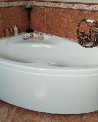 Vasca da bagno ad angolo con rubinetti in ottone 