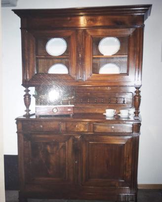 CREDENZA CON ALZATA LOMBARDA IN NOCE DELL' 800.