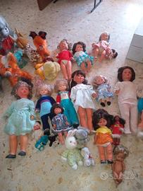 Bambole e peluche assortiti 