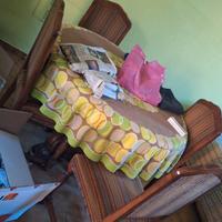 Mobile soggiorno e tavolo con sedie