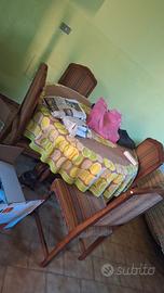 Mobile soggiorno e tavolo con sedie