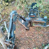 Braccio meccanico tipo escavatore