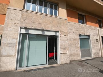Piazza vescovio - locale commerciale