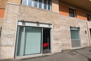 Piazza vescovio - locale commerciale