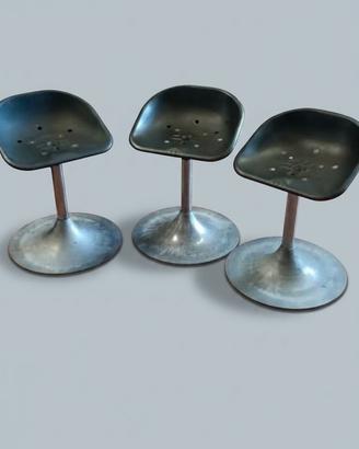 tre sgabelli industriali vintage. Altezza fissa