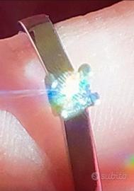 💍 ANELLO SOLITARIO COMETE – ORO BIANCO 18KT – 