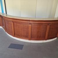 Banco bar in legno con top in marmo