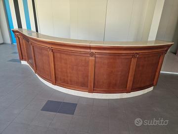 Banco bar in legno con top in marmo