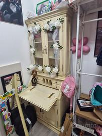 vetrina mobile in legno decorato