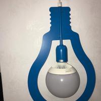 Lampadario a forma di lampadina.